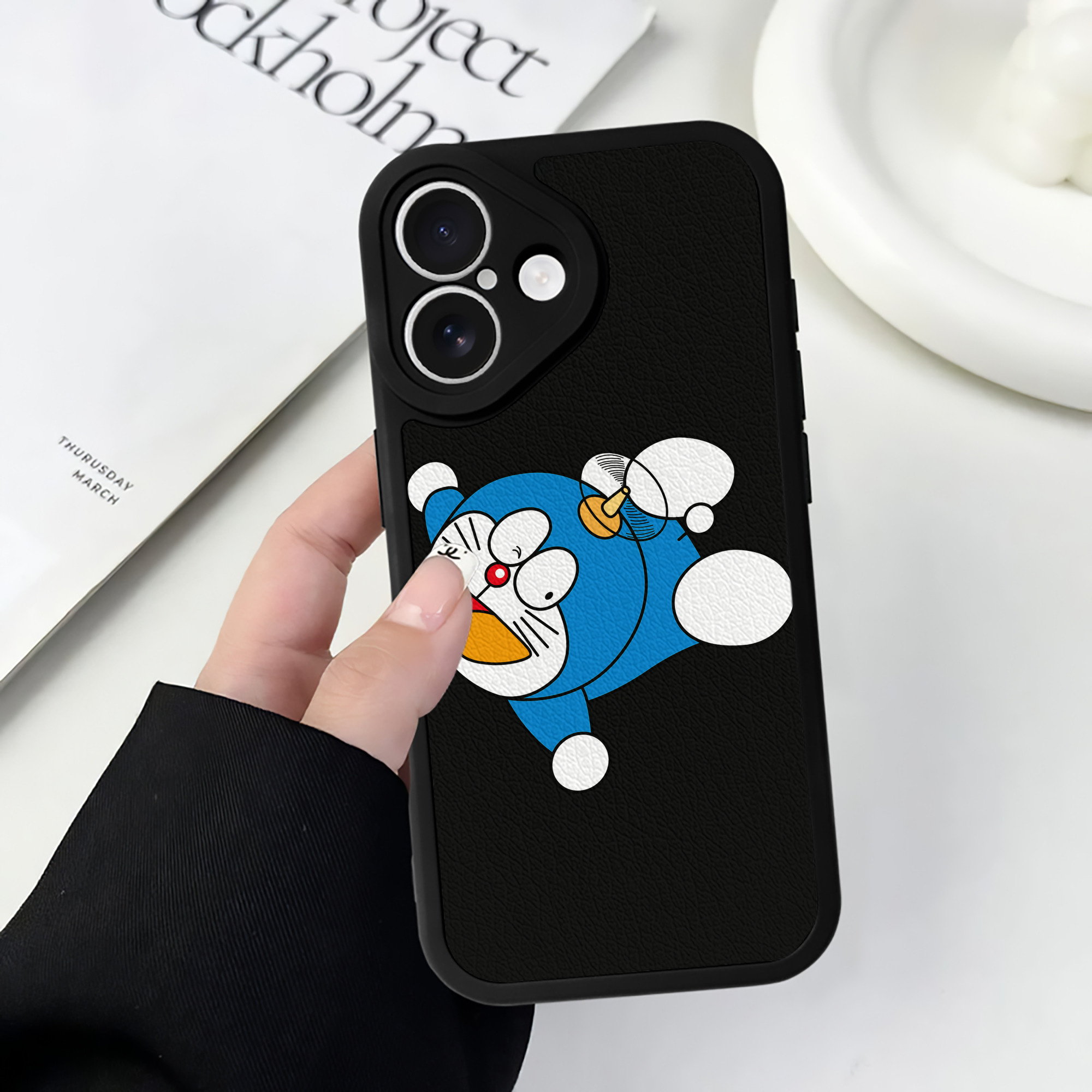 （画像用） ドラえもん Doraemon 【iPhone 16シリーズ対応】シリコンスマホケース（レザー調） 材質：シリコン
